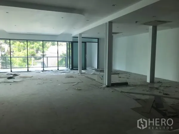 零售空间 出租在Watthana, Bangkok - 开放式零售空间，落地窗、吊顶风盘与承重立柱。