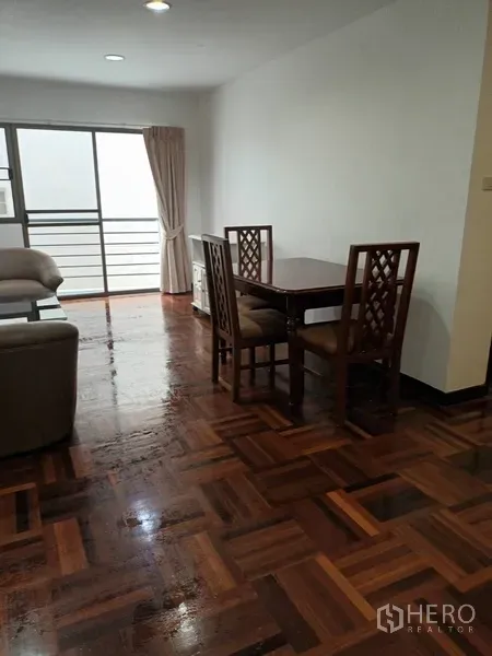 คอนโด ให้เช่าในDin Daeng, Bangkok - พื้นที่นั่งเล่นและรับประทานอาหารแบบเปิด โต๊ะไม้ 4 ที่นั่ง พร้อมประตูกระจกสไลด์ออกระเบียง