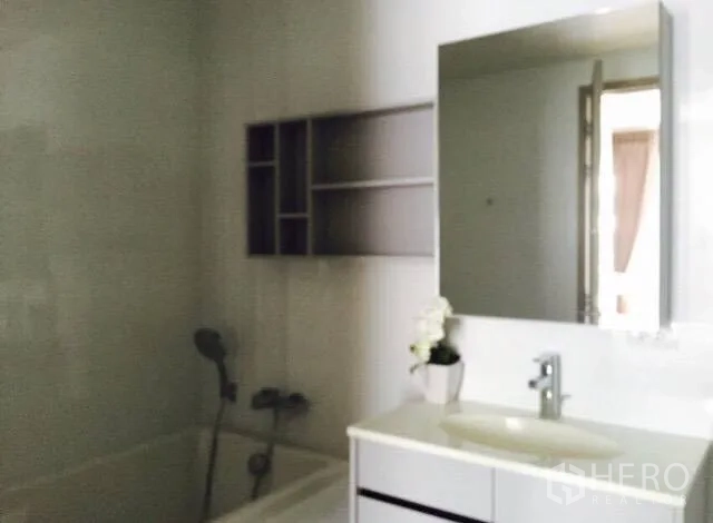 คอนโด ให้เช่าในWatthana, Bangkok - ห้องน้ำสะอาด เคาน์เตอร์อ่างล้างหน้า กระจกบานใหญ่ ชั้นเก็บของ และอ่างอาบน้ำพร้อมฝักบัว