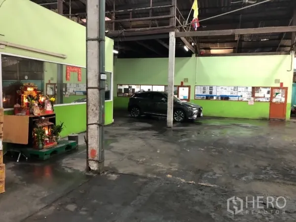 คลังสินค้า ให้เช่าในBang Kho Laem, Bangkok - พื้นที่ภายในโกดังมีห้องออฟฟิศสีเขียวและพื้นที่จอดรถ