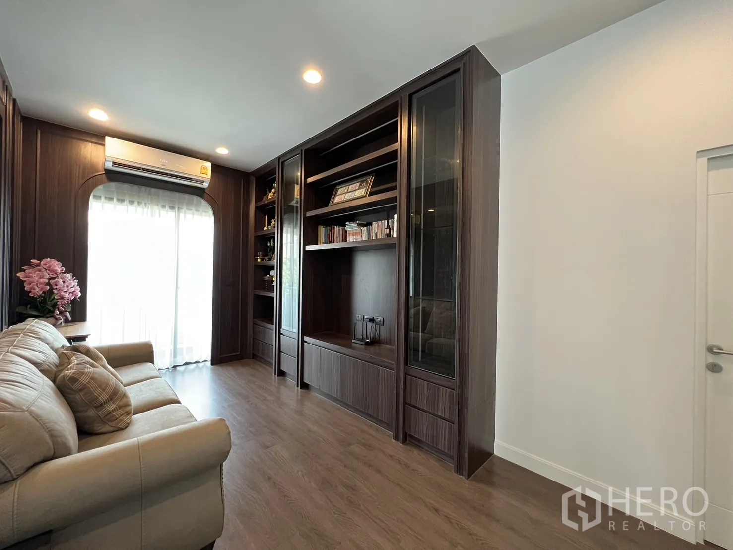 Detached House for rent or sale in Bang Kapi, Bangkok - Upper floor lounge with glass cabinets and sliding door to terrace.