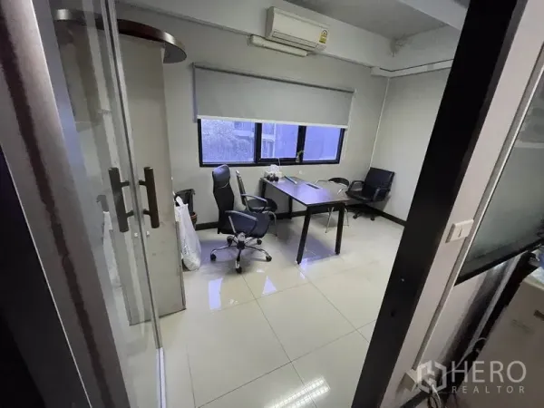 Office Space for rent in Khlong Toei, Bangkok - Private office room with desk, chairs, air conditioning and large windows.