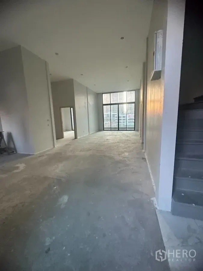 店屋 出租在Watthana, Bangkok - 店屋开放式室内空间，挑高天花与整面落地玻璃，位于Ekkamai。