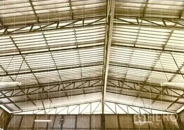 คลังสินค้า ให้เช่าในLat Phrao, Bangkok - โครงหลังคาเมทัลชีททรงจั่วและคานทรัสเหล็กภายในโกดัง