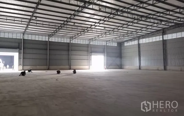 货栈 出租在Bang Bo, Samut Prakan - 无柱仓库内部，隔热屋顶与通风窗，自然采光充足。