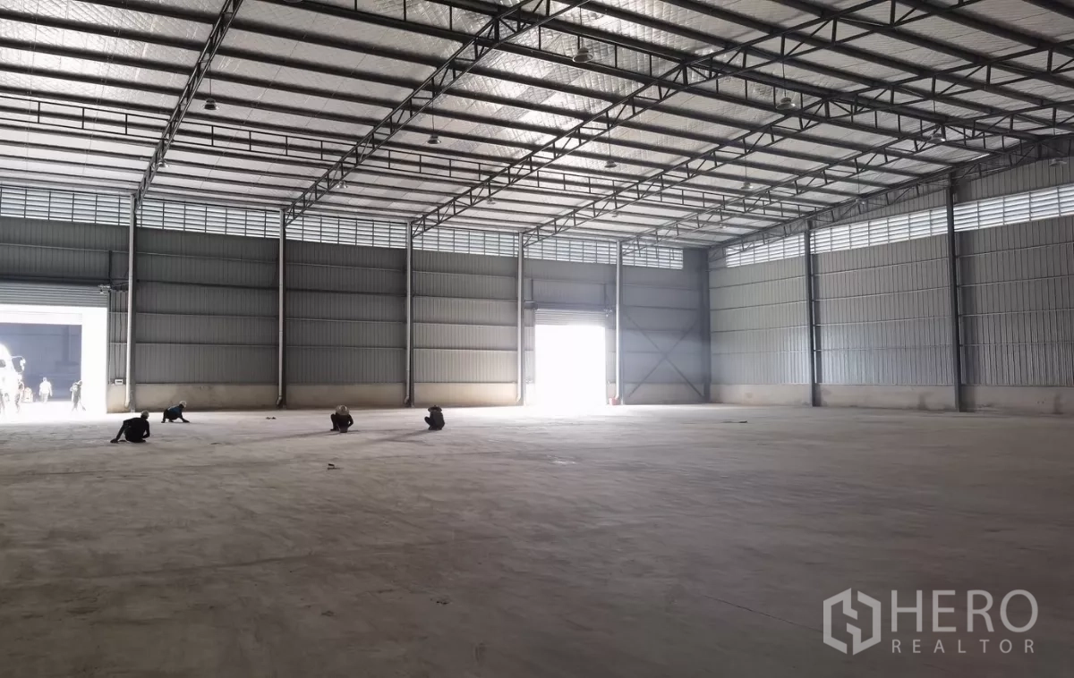 货栈 出租在Bang Bo, Samut Prakan - 无柱仓库内部，隔热屋顶与通风窗，自然采光充足。