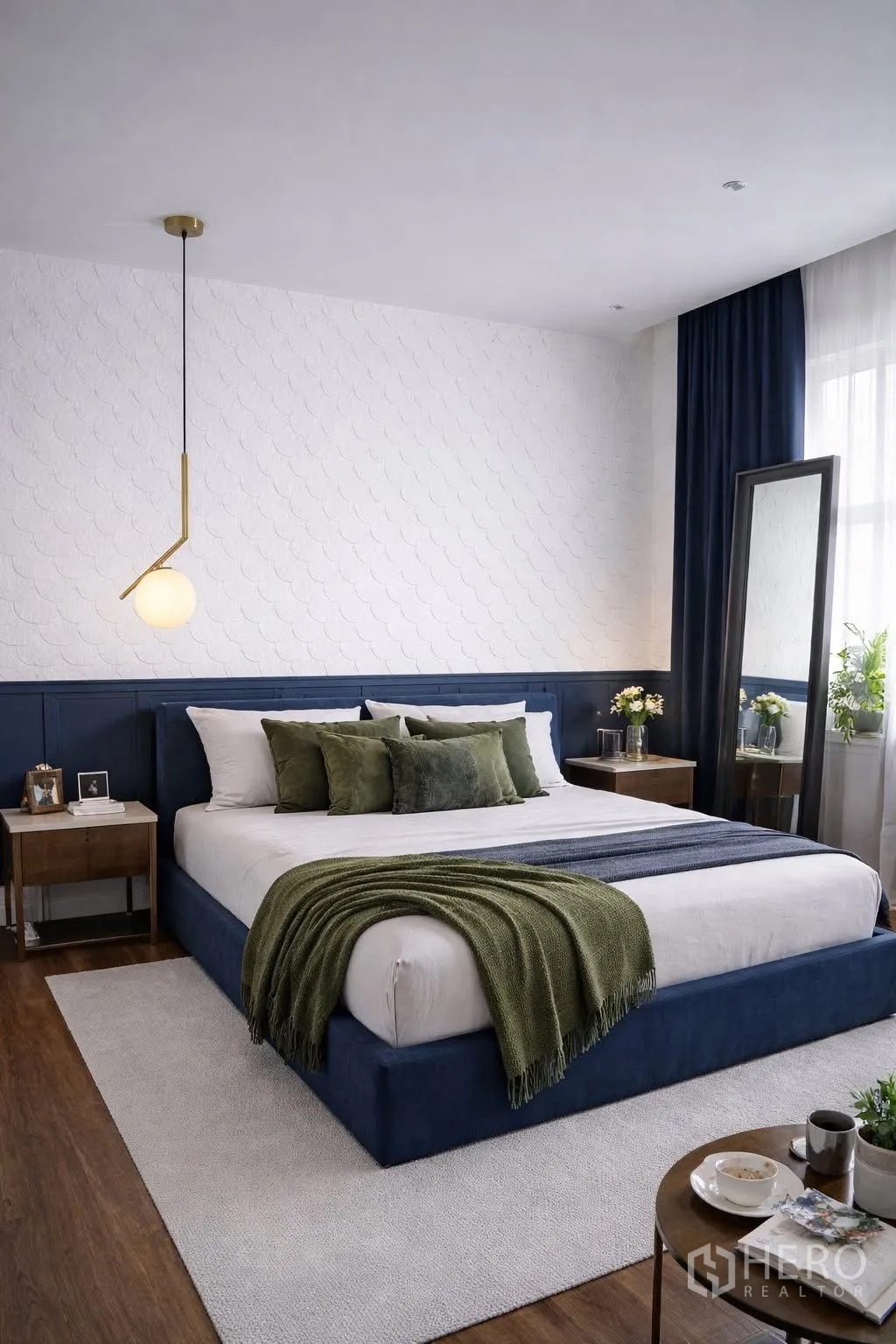 บ้านเดี่ยว for rent in Suan Luang, Bangkok - ห้องนอนอบอุ่น เตียงสีน้ำเงิน โคมไฟห้อย และพื้นไม้