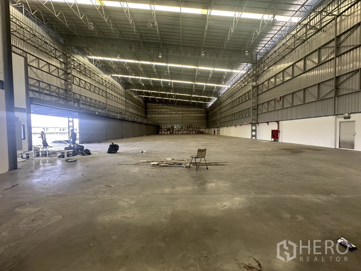 Warehouse for rent in Lat Krabang, Bangkok - Long-span warehouse hall showing open floor and ample maneuvering space.