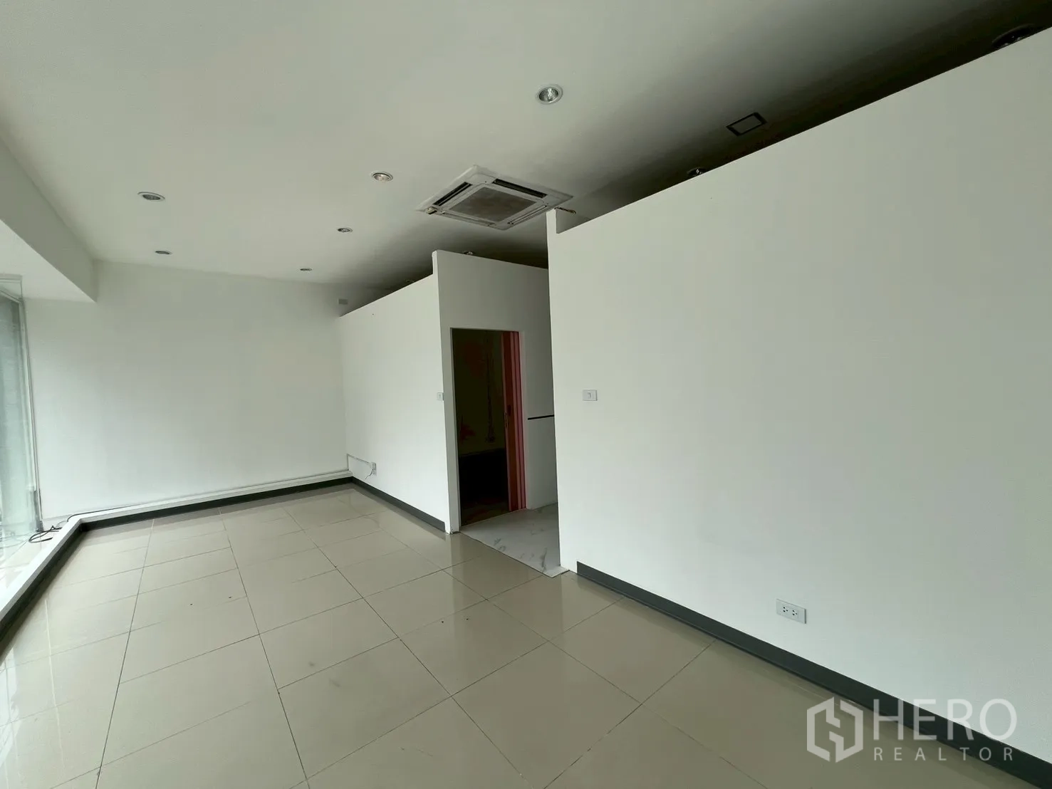 零售空间 出租在Watthana, Bangkok - 宽敞后场，设隔断与天花机空调。