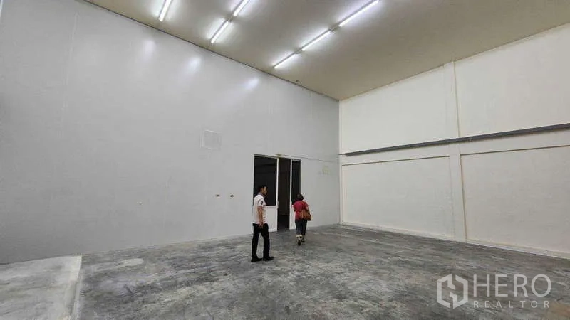 Factory for rent in Samut Sakhon - Wide warehouse bay with high walls and smooth concrete floor.