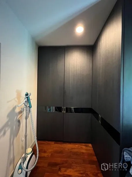 บ้าน ให้เช่าหรือขายในSaphan Sung, Bangkok - ห้องแต่งตัว ตู้เสื้อผ้าบิวท์อินเต็มผนัง พื้นไม้