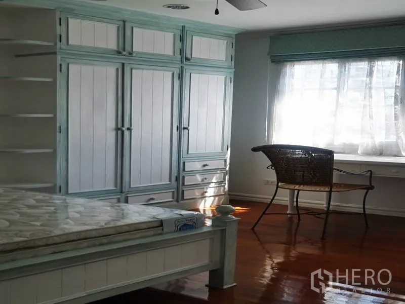 独立式住宅 出租在Mueang Samut Prakan, Samut Prakan - 明亮卧室，浅蓝内置衣柜、书桌与窗户