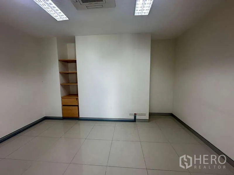 สำนักงาน ให้เช่าในPrawet, Bangkok - ห้องทำงานขนาดกะทัดรัด พร้อมชั้นวางมุมบิวท์อิน