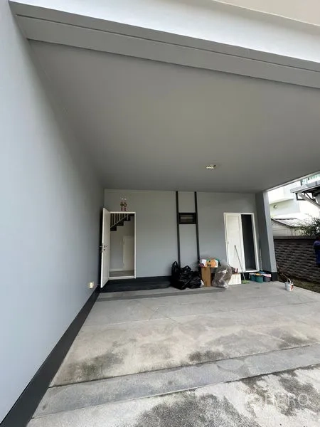 บ้าน ให้เช่าในLam Luk Ka, Pathum Thani - พื้นที่โรงจอดรถในร่ม พื้นคอนกรีต พร้อมห้องเก็บของด้านข้าง