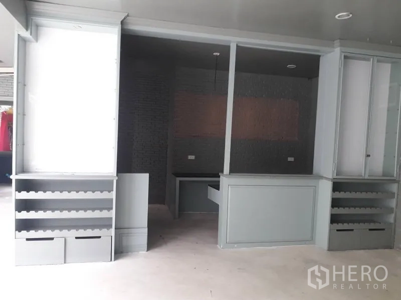 บ้าน ให้เช่าในWatthana, Bangkok - ตู้เก็บของบิวท์อินและเคาน์เตอร์ทำงานในซุ้มสีเทา