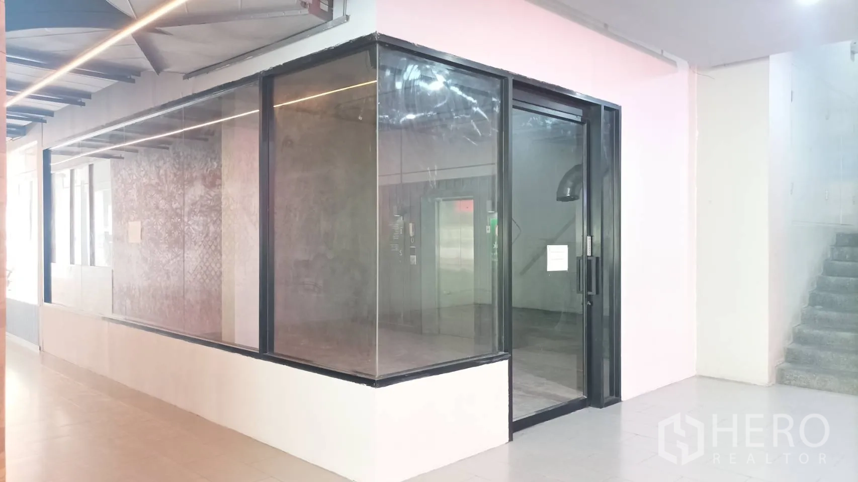 零售空间 出租 - 环绕式玻璃门面，滑动入口，近楼梯的一层店铺。