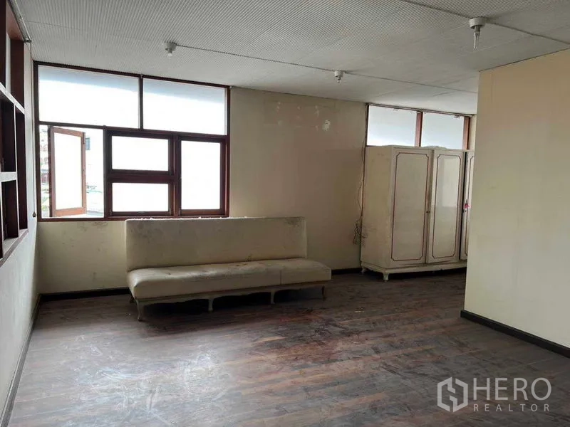 บ้าน ให้เช่าในSathon, Bangkok - ห้องชั้นบนกว้าง พื้นปาร์เกต์ โซฟา และหน้าต่างบานใหญ่ พร้อมรีโนเวท