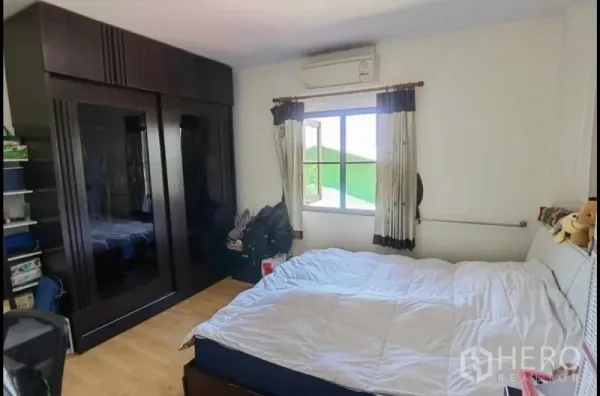 บ้าน ขายในBang Yai, Nonthaburi - ห้องนอนติดแอร์ เตียงขนาดใหญ่และตู้เสื้อผ้าบิวท์อินสีเข้ม