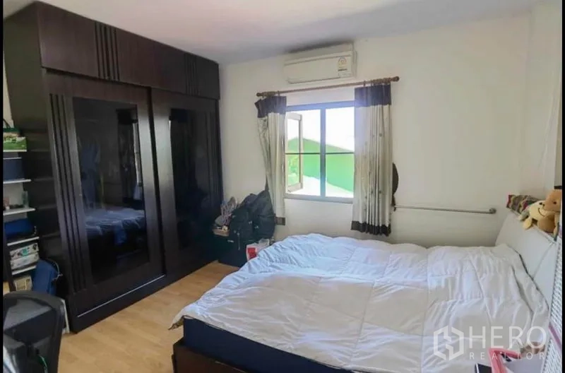 บ้าน ขายในBang Yai, Nonthaburi - ห้องนอนติดแอร์ เตียงขนาดใหญ่และตู้เสื้อผ้าบิวท์อินสีเข้ม