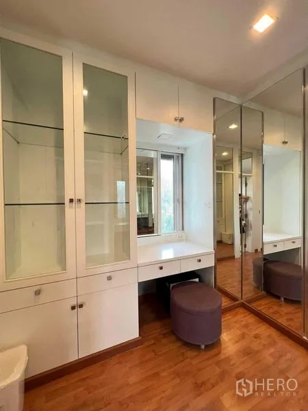 บ้าน ขายในBang Kruai, Nonthaburi - มุมแต่งตัวสว่าง ตู้โชว์กระจก โต๊ะเครื่องแป้ง และตู้เสื้อผ้าบานกระจก