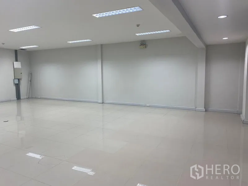 สำนักงาน ให้เช่าในBang Na, Bangkok - พื้นที่สำนักงานโทนขาวโล่งกว้าง ไฟแถบ และพื้นกระเบื้องมันวาว