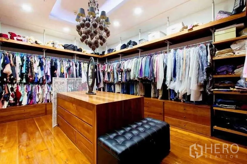 Detached House for sale in Bueng Kum, Bangkok - Spacious walk-in closet with island dresser, open shelving and chandelier.