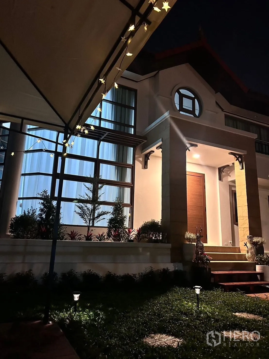 บ้าน ให้เช่าในLat Krabang, Bangkok - มุมมองยามค่ำของหน้าบ้าน เปิดไฟสวยงาม พร้อมไฟสวน