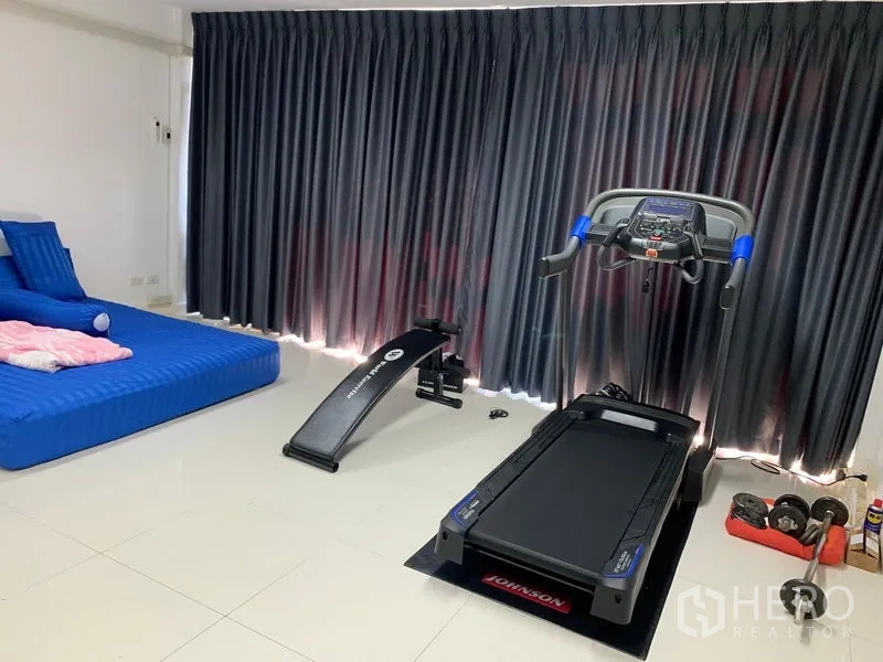 Office Space for sale in Saphan Sung, Bangkok - Multi-purpose room set as a home gym with treadmill, bench and free weights.