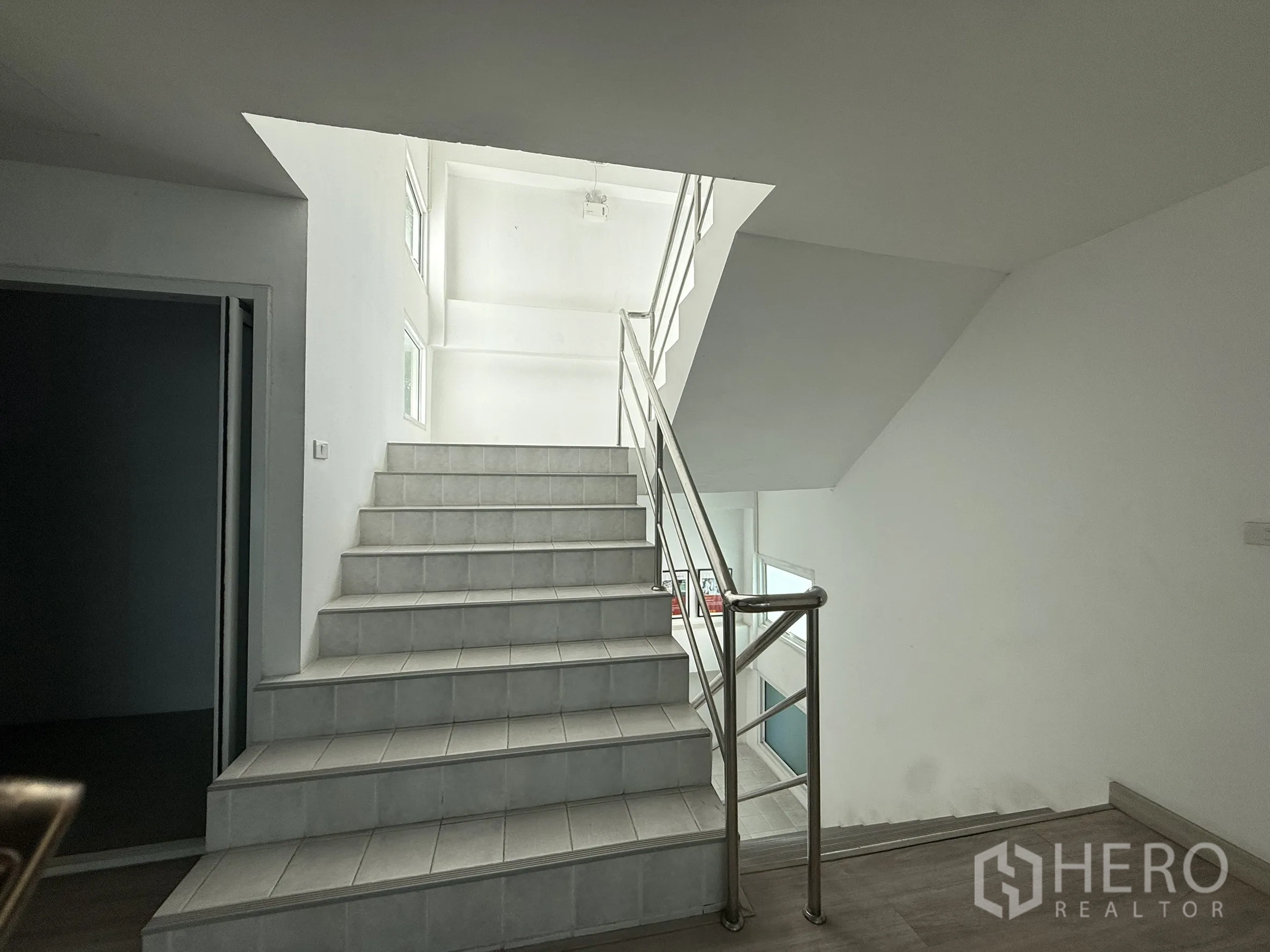 สำนักงาน ให้เช่าในBueng Kum, Bangkok - บันไดภายในกว้าง รับแสงธรรมชาติจากช่องแสงด้านบน