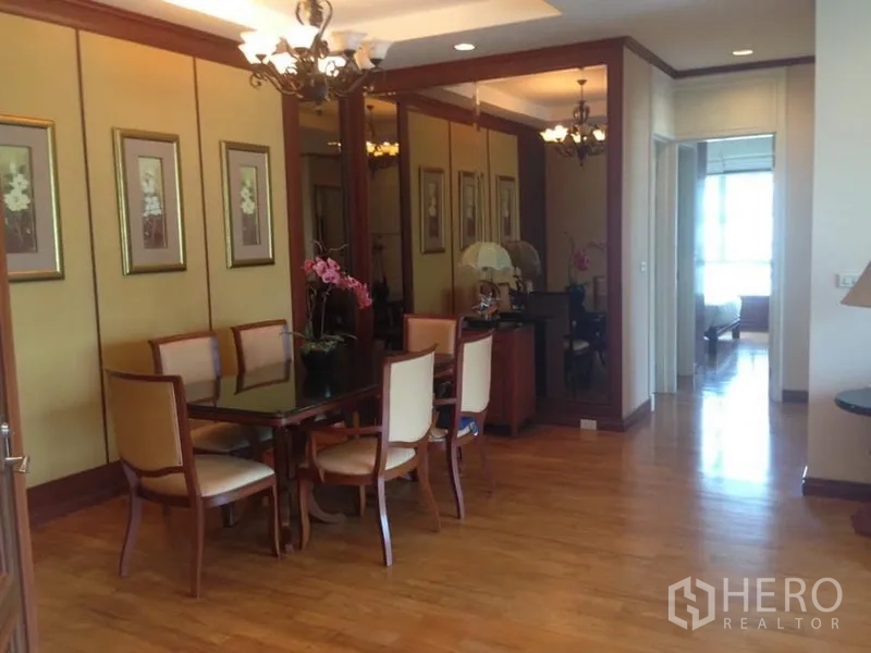 คอนโด ให้เช่าในWatthana, Bangkok - พื้นที่รับประทานอาหารพื้นไม้ โคมระย้า ผนังกระจกเงา และโต๊ะสี่ที่นั่ง ในคอนโด เขตวัฒนา