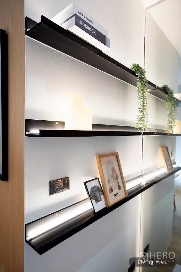 ทาวน์เฮาส์ ให้เช่าในHuai Khwang, Bangkok - ชั้นโชว์ติดไฟซ่อนในห้องนั่งเล่น