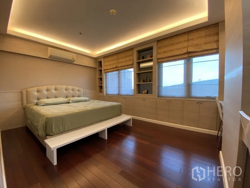 คอนโด ให้เช่าในBang Rak, Bangkok - ห้องนอนใหญ่ เตียงคิง แสงไฟซ่อน และตู้เก็บของรอบห้อง