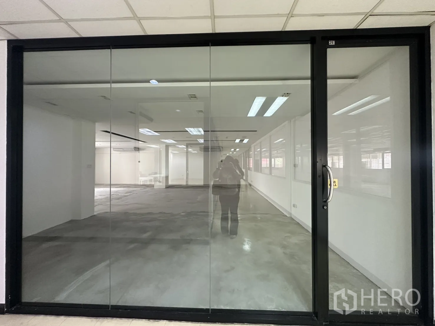 ออฟฟิศ for rent in Pathum Wan, Bangkok - ทัศนียภาพพื้นที่โล่งพื้นปูนขัดมันและไฟสปอตไลท์