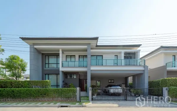 บ้าน ขายในSaphan Sung, Bangkok - บ้านเดี่ยวสองชั้นสไตล์โมเดิร์น มีที่จอดรถในร่มและระเบียงกระจกภายในโครงการรักษาความปลอดภัย