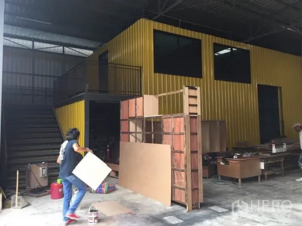 Warehouse for rent in Bang Kapi, Bangkok - Internal yellow mezzanine office with windows and a staircase inside the warehouse.