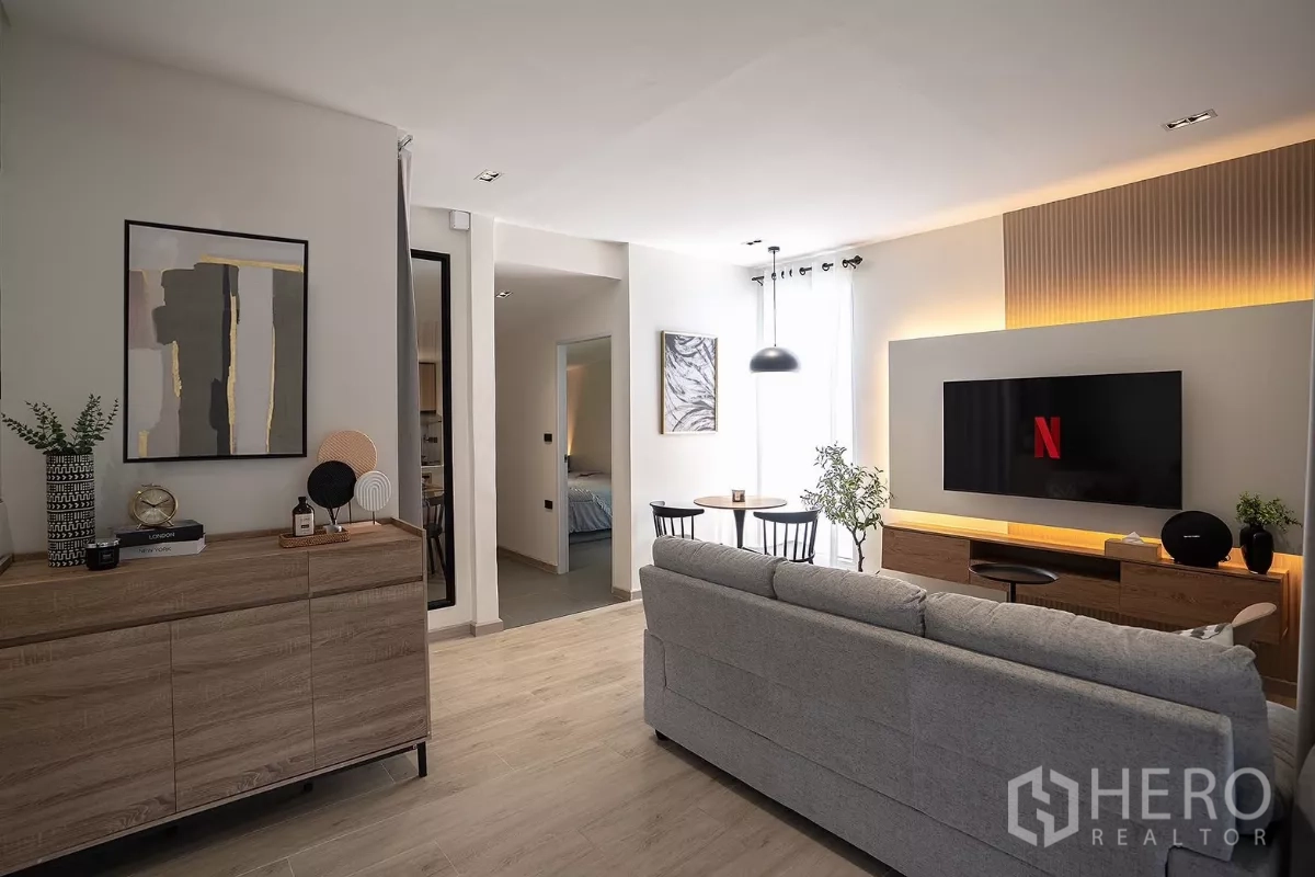 บ้าน ให้เช่าในHuai Khwang, Bangkok - พื้นที่รับแขกแบบเปิดโล่ง มีตู้ลิ้นชัก งานศิลป์ และทางไปห้องนอน