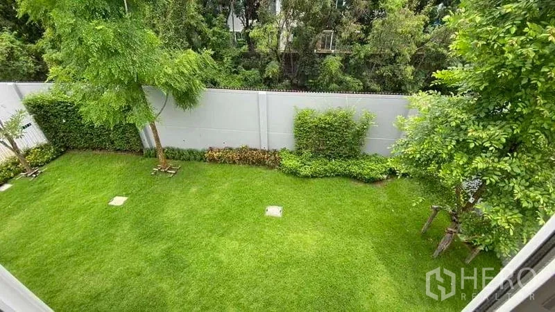 Detached House for rent or sale in Prawet, Bangkok - Private green backyard with mature trees, hedges and high privacy wall.