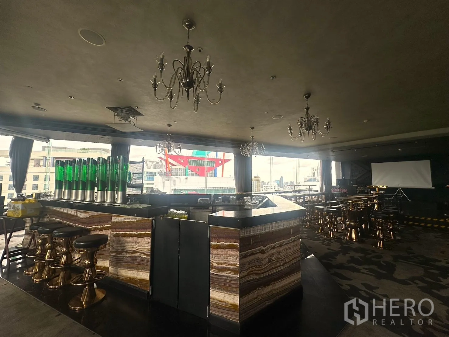 พื้นที่ขายปลีก ให้เช่าในKhlong Toei, Bangkok - บาร์หลักท็อปหินอ่อนพร้อมโคมระย้าและสตูลสูง