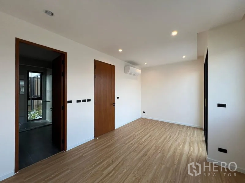 สำนักงานที่บ้าน ขายในPhra Khanong, Bangkok - ห้องนอนรับแสงธรรมชาติ พื้นไม้ ประตูเชื่อมเข้าห้องน้ำในตัวและตู้เสื้อผ้า.