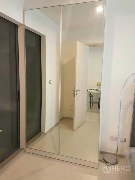 คอนโด ให้เช่าในKhlong Toei, Bangkok - ตู้เสื้อผ้าบานกระจกเต็มสูงในห้องนอน