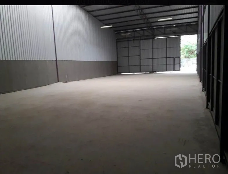 货栈 出租在Lam Luk Ka, Pathum Thani - 仓库内部开间宽阔，钢桁架高屋顶，混凝土地面与大型出入口