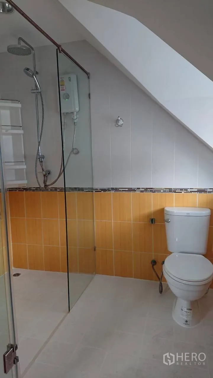 บ้าน ให้เช่าในMueang Samut Prakan, Samut Prakan - ห้องน้ำพร้อมฉากกระจก ฝักบัว เครื่องทำน้ำอุ่น และโถสุขภัณฑ์ ใต้เพดานลาด