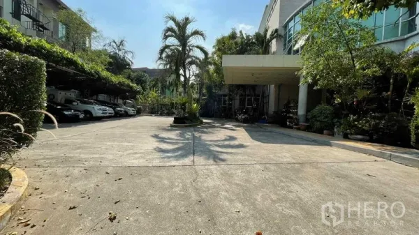 คลังสินค้า ให้เช่าหรือขายในBangkok Yai, Bangkok - ลานคอนกรีตกว้าง พร้อมหลังคากันสาดและที่จอดรถมากมายหน้าโกดัง