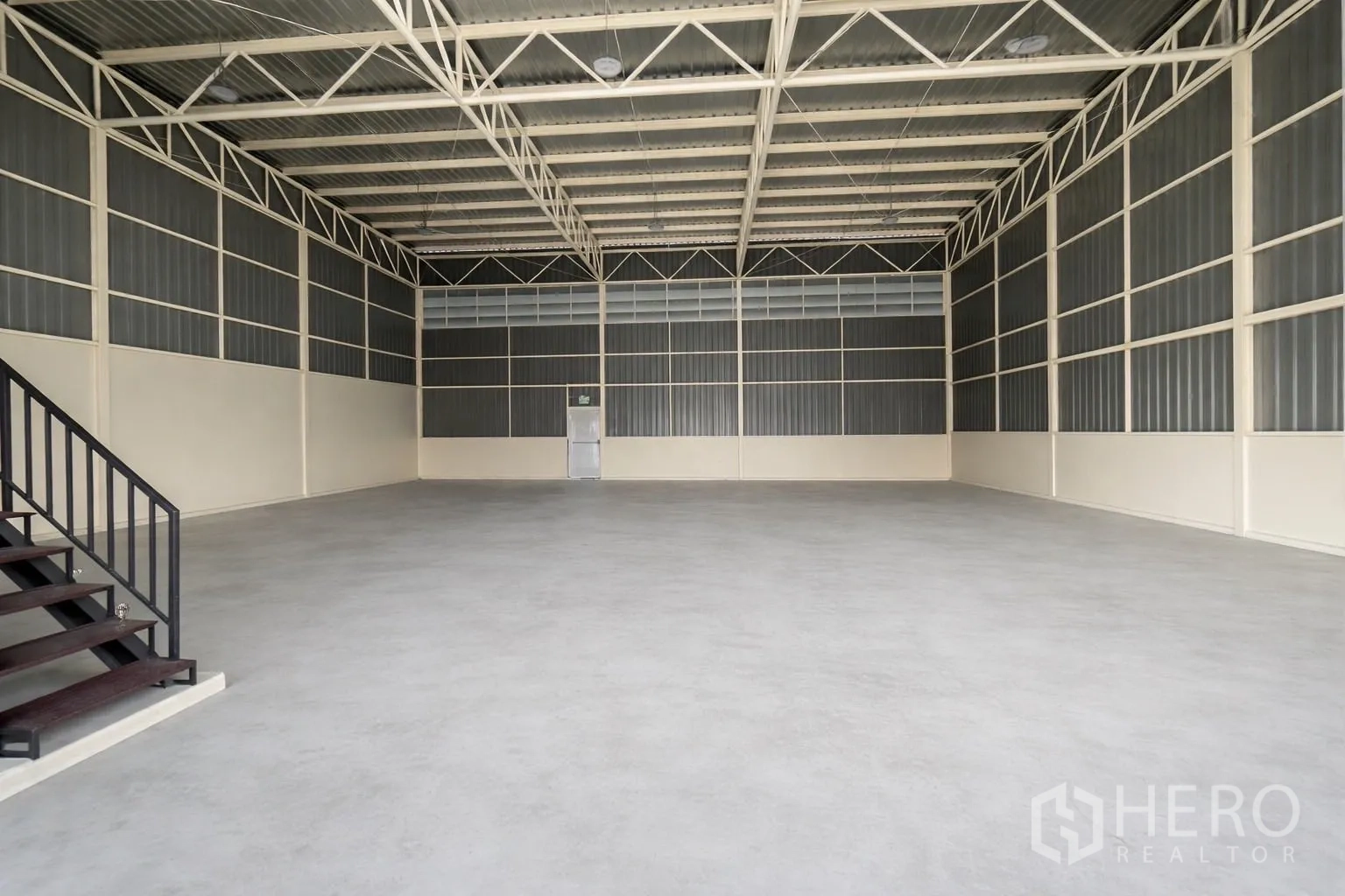 仓库 for rent in Prawet, Bangkok - 仓库内部开阔空间，高天花钢结构与混凝土地面。