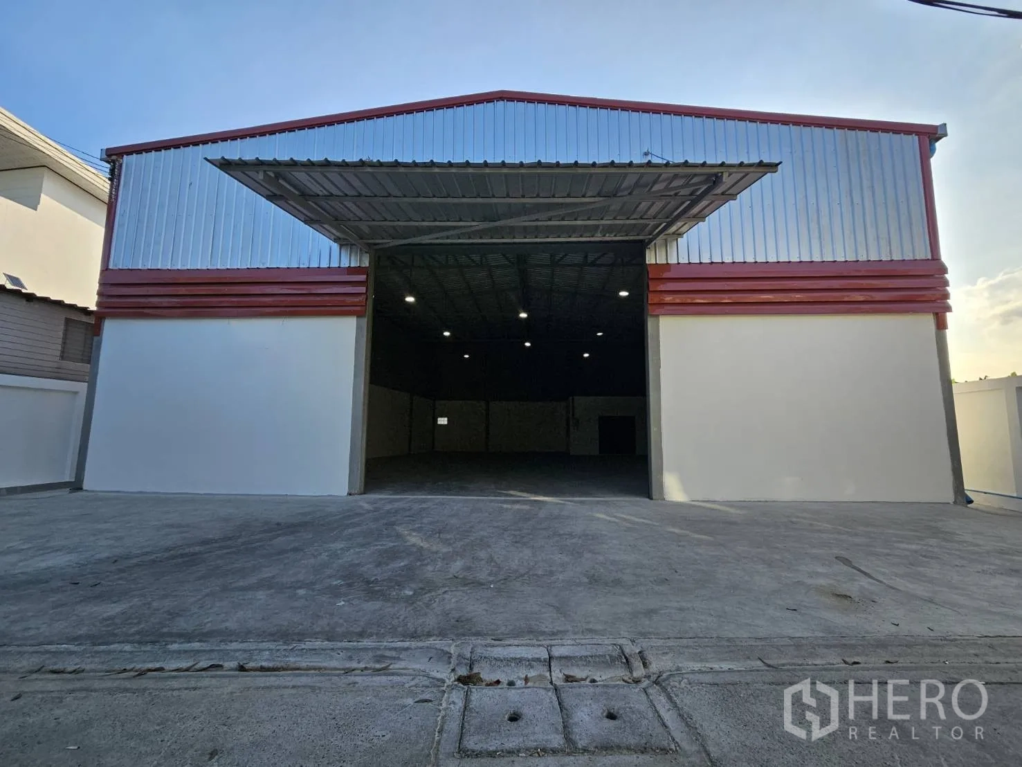 โกดัง for rent in Mueang Samut Prakan, Samut Prakan - ด้านหน้าอาคารโกดังพร้อมหลังคายื่นและพื้นที่ขนถ่ายสินค้า