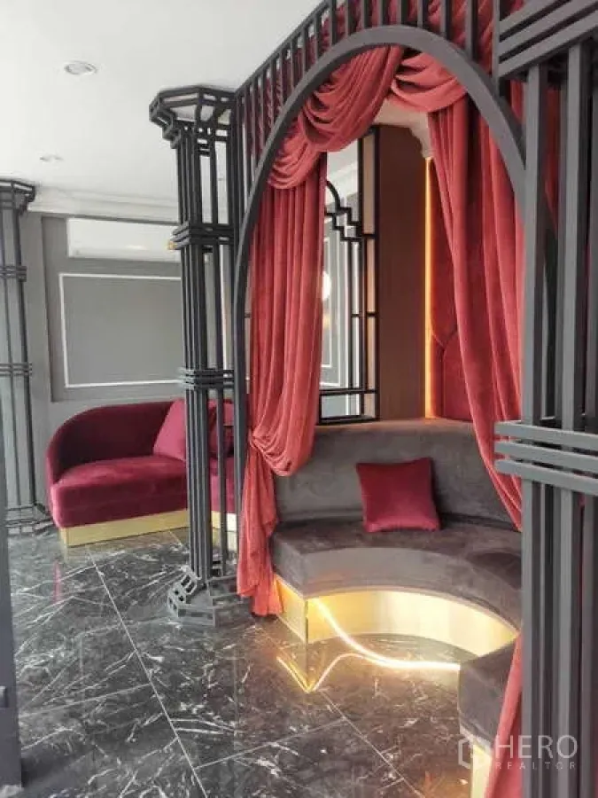 零售空间 出租 - 现代卫生间，灰色石材墙与白色马桶