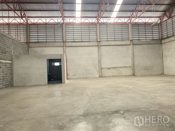 货栈 出租在Khlong Sam Wa, Bangkok - 仓库地面与内置卫生间入口，屋顶采光带提供自然光。