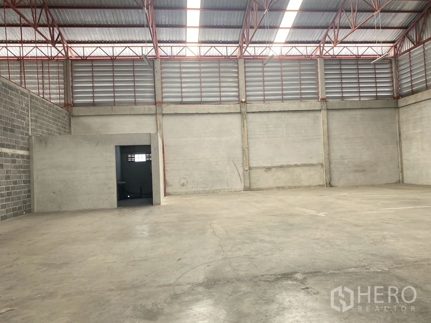 货栈 出租在Khlong Sam Wa, Bangkok - 仓库地面与内置卫生间入口，屋顶采光带提供自然光。