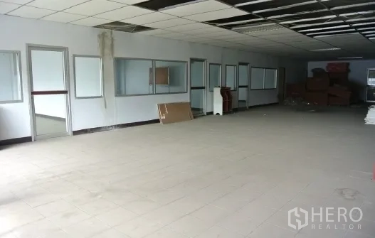 โรงงาน ขายในBang Phli, Samut Prakan - ชั้นออฟฟิศขนาดใหญ่ยังไม่ตกแต่ง แบ่งห้องและฝ้าทีบาร์.