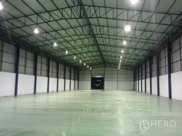 货栈 出租在Chon Buri - 仓库内部通透无柱，高钢结构屋顶与明亮照明，环氧地坪
